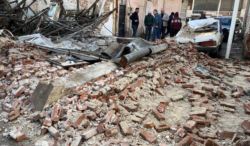 Sağanak sonrası korku dolu anlar! Metruk bina çöktü