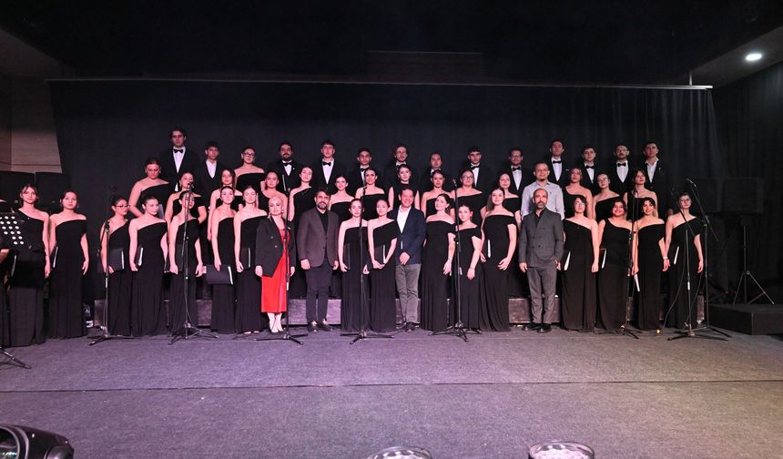 Çok sesli gençlik ve çocuk korosu sanatseverlerle buluştu