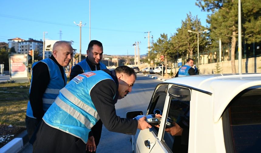 İftar saatine yolda yakalanan sürücülere iftariyelik ikramı