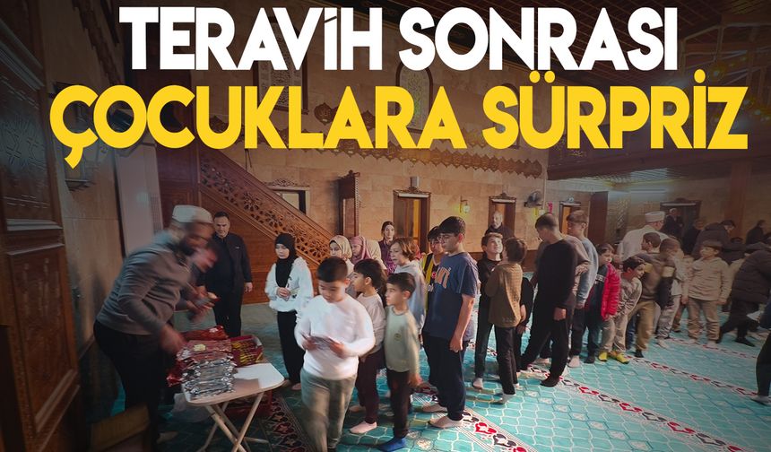 Manisa'da teravih sonrası çocuklara sürpriz