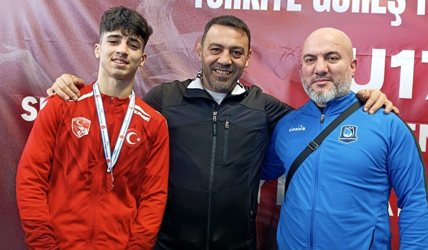 Yerlikaya’dan madalyasını alan genç güreşçi Manisa’ya gurur yaşattı