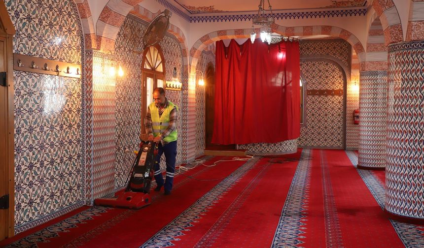 Turgutlu Belediyesinden Camilerde Bayram Temizliği