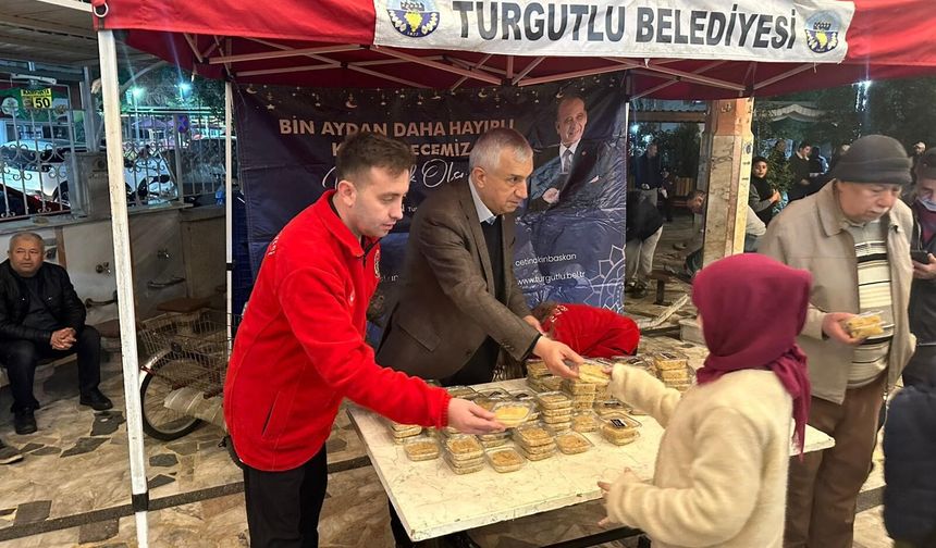 Turgutlu Belediyesinden Kadir Gecesi’nde helva ikramı