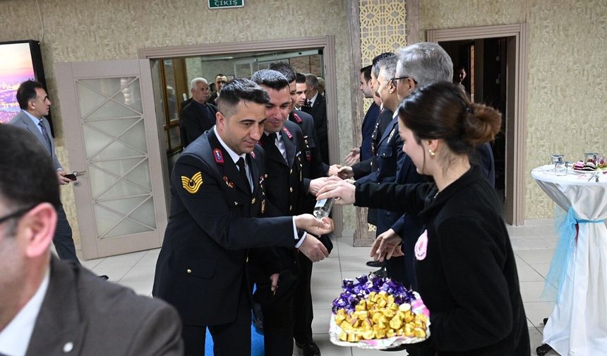 Salihli’de protokol ve vatandaşlar bayramlaştı