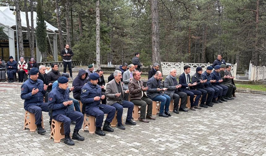 Şehit Hava Pilot Teğmen Yavuz Eracar kabri başında anıldı