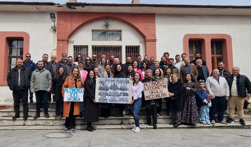 Salihli’de ilkokul mezunları 25 yıl sonra buluştu