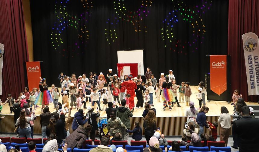 İlçede tiyatroya ve çocuk festivaline yoğun ilgi