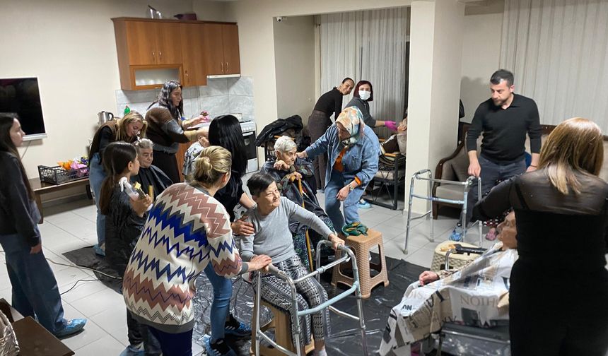 Gönüllü kuaförler huzurevi sakinlerini sevindirdi