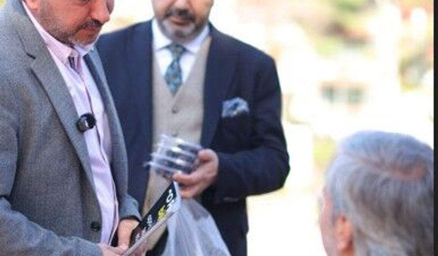 İYİ Parti Manisa Teşkilatı’ndan Çarşı Merkezinde Hurma İkramı ve Esnaf Ziyareti