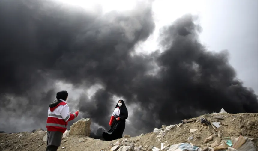 İran'da vurulan petrol deposundan dumanlar yükseliyor!
