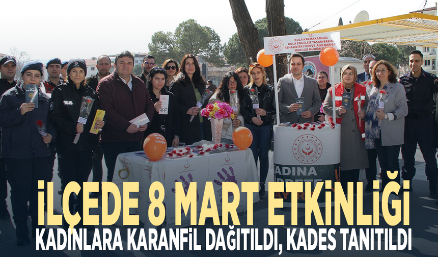İlçede 8 Mart etkinliği: Kadınlara karanfil dağıtıldı, KADES tanıtıldı