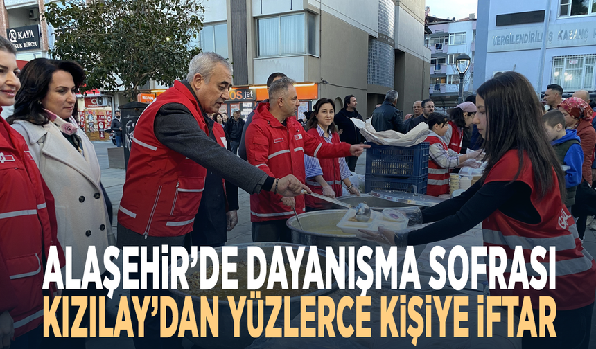 Alaşehir’de dayanışma sofrası.. Kızılay’dan yüzlerce kişiye iftar