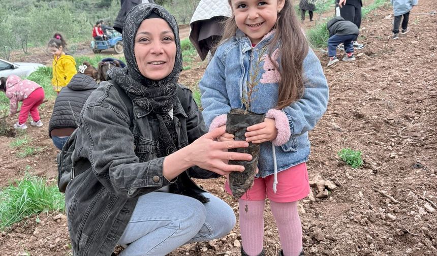 Miniklerin fidanları toprakla buluştu