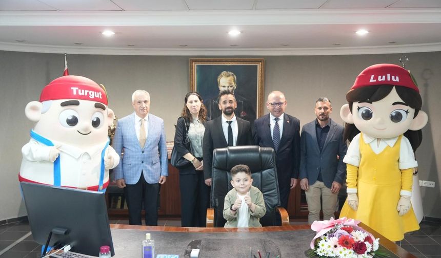 Başkan Çetin Akın koltuğunu minik başkana emanet etti