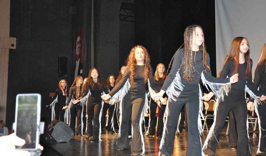 Salihli’de şehit yakınları ve gaziler sahne aldı