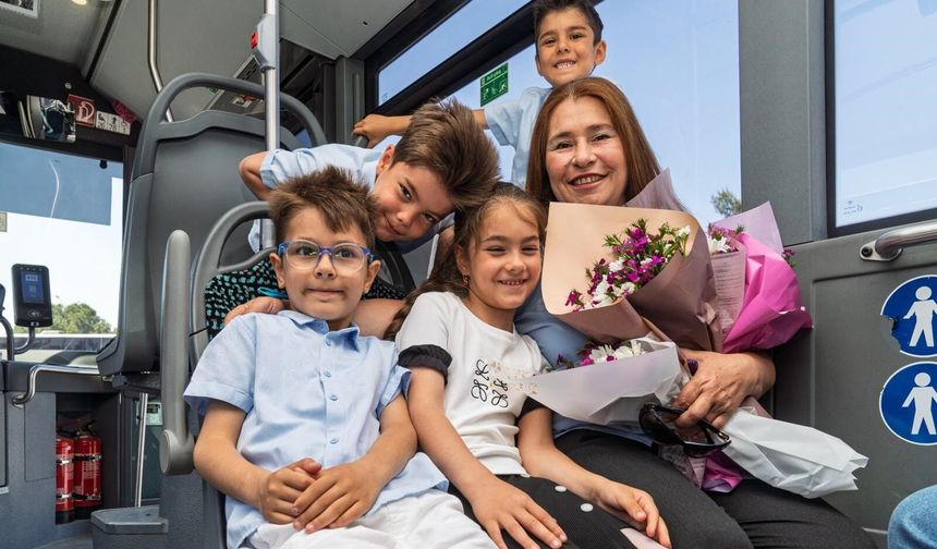 Direksiyon başında bir anne, durakta bekleyen dört kalp