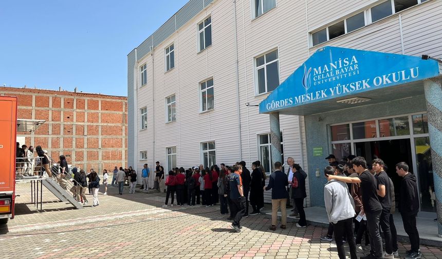 Öğrenciler depremi simülasyonda deneyimledi