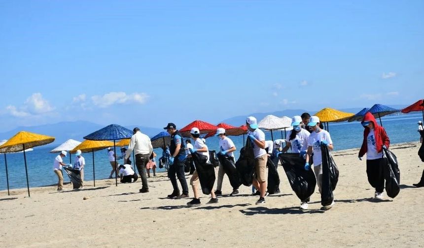 Kuşadası’nda öğrenciler sahilleri temizledi