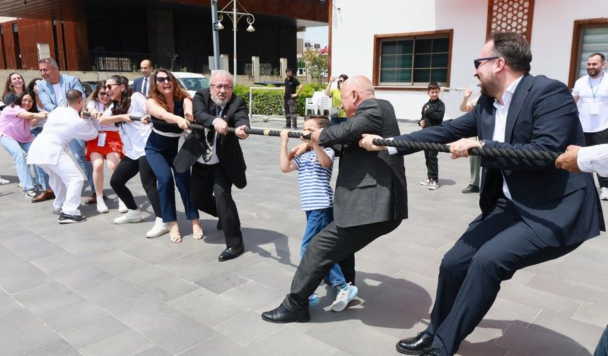 Yunusemre’de 19 Mayıs şöleni renkli görüntülere sahne oldu
