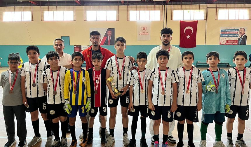 Manisa’da Dr. Ömer Faruk Meriç Ortaokulu Futsal takımı Manisa 4.sü oldu