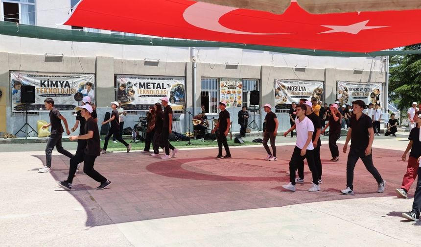 Dev Türk bayrağı altında meslek festivali coşkusu