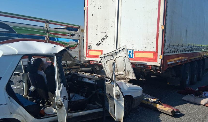 Otomobil tıra çarptı: 3’ü çocuk 5 yaralı