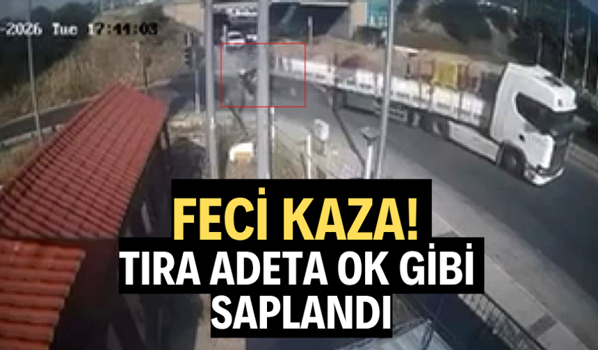 Feci kaza: Tıra adeta ok gibi saplandı