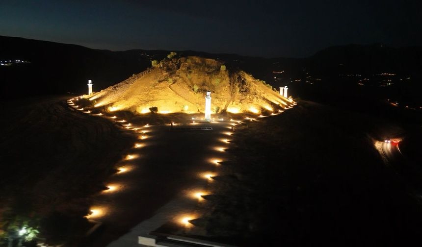 Kraliçeler mezarlığı gece de ziyarete açıldı