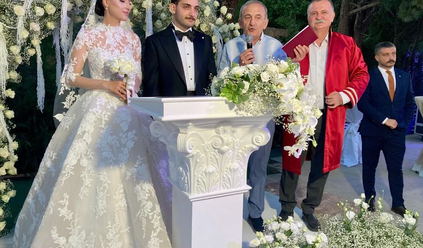 Türkiye’deki konutun mimarları Ece-Ömer Faruk’un Görkemli düğününde buluştu…