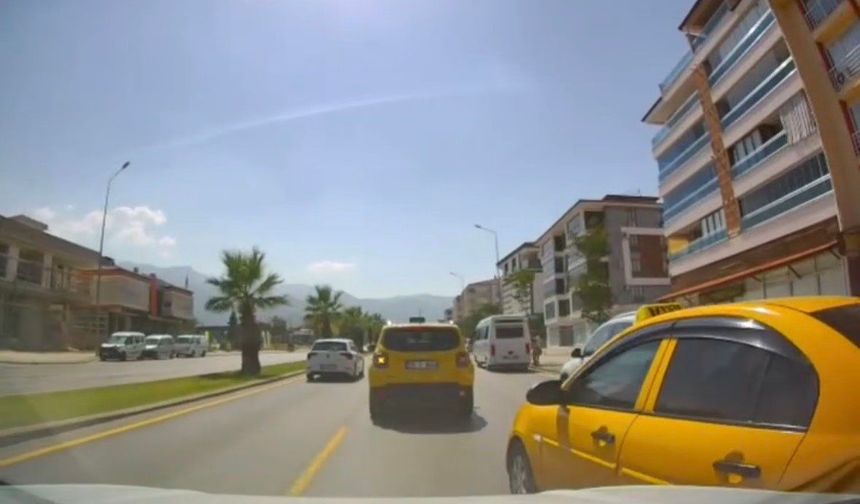 Ani şerit değiştiren taksi kazaya neden oluyordu