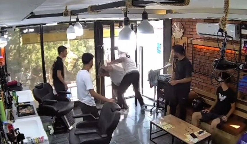 Berbere bıçakla girdi, hayatının dayağını yedi