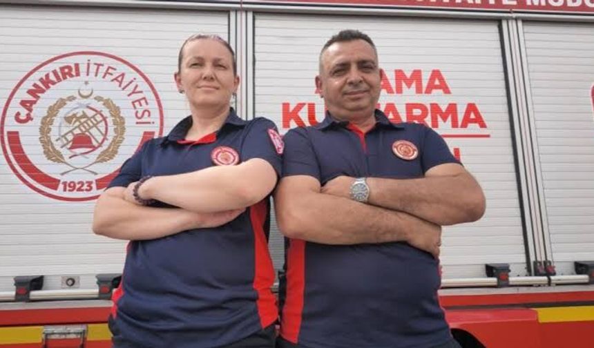 İtfaiyeci çift birlikte can kurtarıyor: Biri telsiz başında, diğeri olay yerinde görevini aşkla yapıyor
