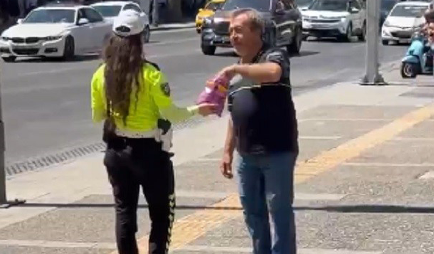 İzmir'de trafik polisi Mevlit Kandili'nde çikolata dağıttı