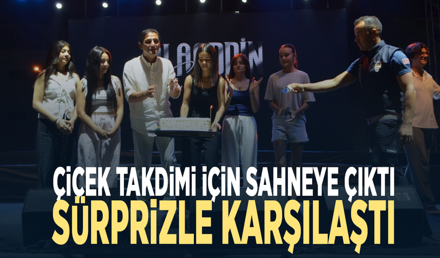 Çiçek takdimi için sahneye çıktı, sürprizle karşılaştı