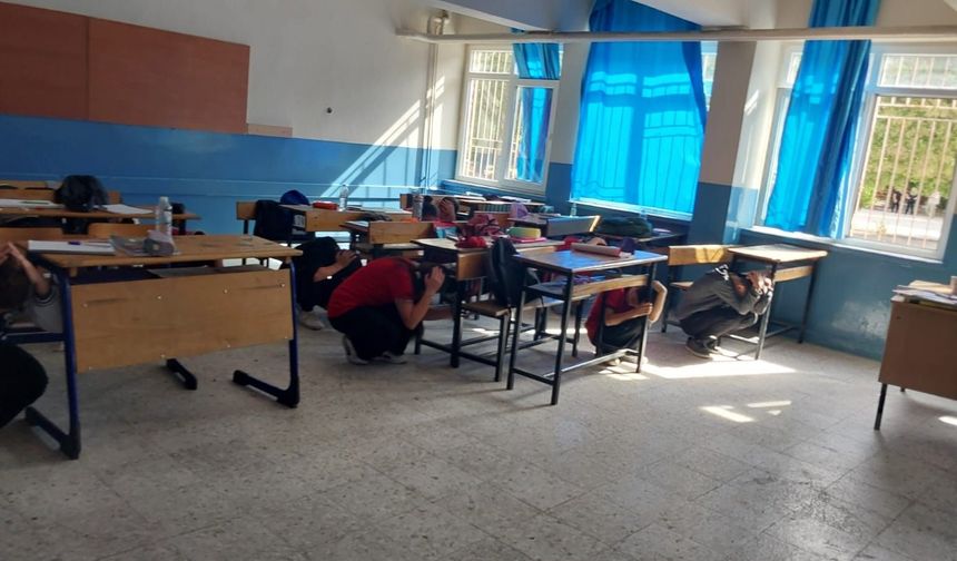 Öğrenciler depreme 'Çök-kapan-tutun" ile hazırlandı