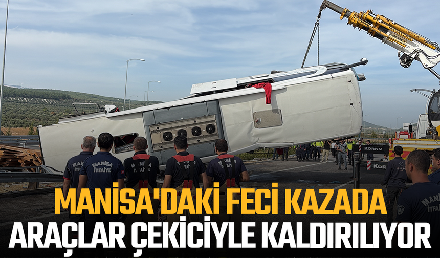 Manisa'daki feci kazada araçlar çekiciyle kaldırılıyor