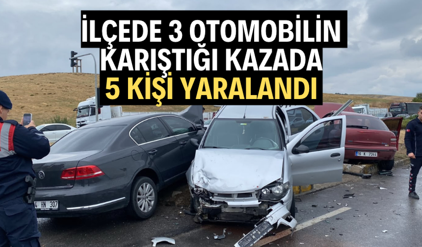 İlçede 3 otomobilin karıştığı kazada 5 kişi yaralandı