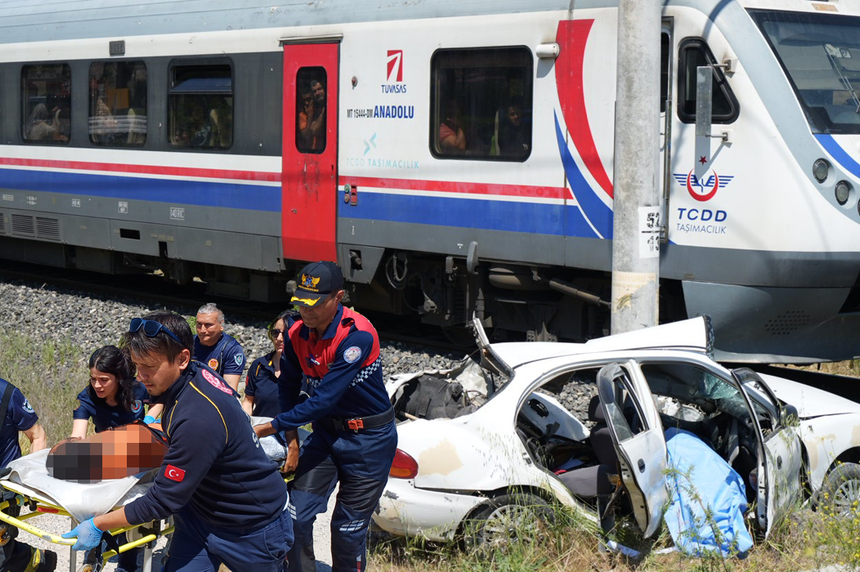 Manisa'da feci kaza! Tren otomobile çarptı! 1 kişi hayatını kaybetti
