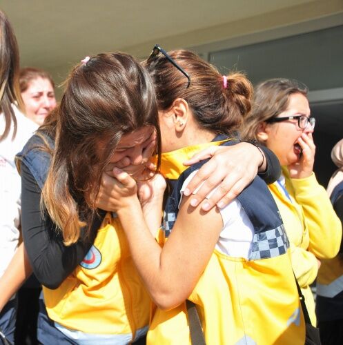 10 Yıllık 112 Acil Tıp Teknisyen (ATT)çalışanı Şükran Özalp, bir süre önce satın aldığı 45 HA 6088 otomobili ile her sabah olduğu gibi arkadaşlarını Manisa’ya getiriyordu. O ve arkadaşlarının  bulunduğu otomobil tırla çarpıştı.