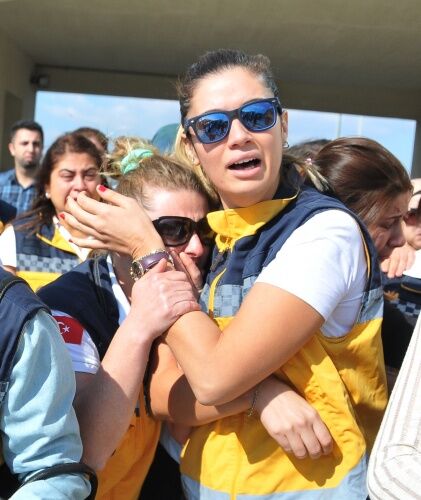 Şükran Özalp’in cenazesi Manisa Devlet Hastanesi morgundan alınarak 10 yıl süresince görev yaptığı 112 komuta merkezine getirildi. Cenaze aracının görünmesiyle birlikte mesai arkadaşları gözyaşlarına boğuldu.