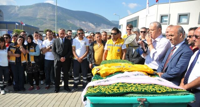 Şükran Özalp’in OSB ‘deki 112 Komuta Merkezindeki cenaze törenine Manisa Sağlık İl Müdürü Metin Kaplan, 112 Komutan Merkezi Müdürü Dr.Özlem Ergül, AFAD İl Müdürü Bekir Şen ve Özalp’in mesai arkadaşları katıldı.