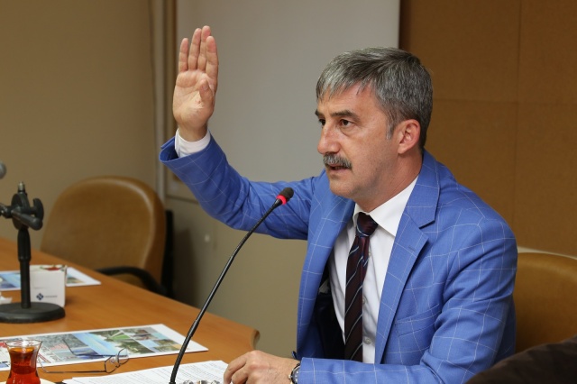 Turgutlu Belediye Meclisi, Mayıs ayı toplantısıyla ilçeye trap ve skeet sahası kazandırılması amacıyla imar plan değişikliği, Derbent Mahallesi’nde emeği geçen şahısların isimlerinin muhtelif yerlere verilmesi, iş makinesi ve hizmet aracı için kredi kullanma yetkisini görüşerek karara bağladı. Şehit Uzman Çavuş Tolga Artuğ’un Ailesi’nin belediyeye ait arsaya yönelik dilekçenin duygu dolu anların yaşanmasına neden olduğu mecliste, ailenin talebi tüm meclis üyelerinin oy birliği ile kabul edildi.