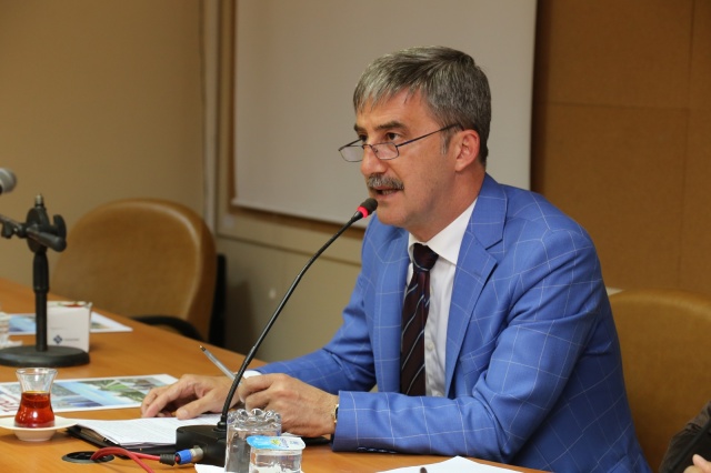 Turgutlu Belediye Meclisi, Mayıs ayı toplantısıyla ilçeye trap ve skeet sahası kazandırılması amacıyla imar plan değişikliği, Derbent Mahallesi’nde emeği geçen şahısların isimlerinin muhtelif yerlere verilmesi, iş makinesi ve hizmet aracı için kredi kullanma yetkisini görüşerek karara bağladı. Şehit Uzman Çavuş Tolga Artuğ’un Ailesi’nin belediyeye ait arsaya yönelik dilekçenin duygu dolu anların yaşanmasına neden olduğu mecliste, ailenin talebi tüm meclis üyelerinin oy birliği ile kabul edildi.