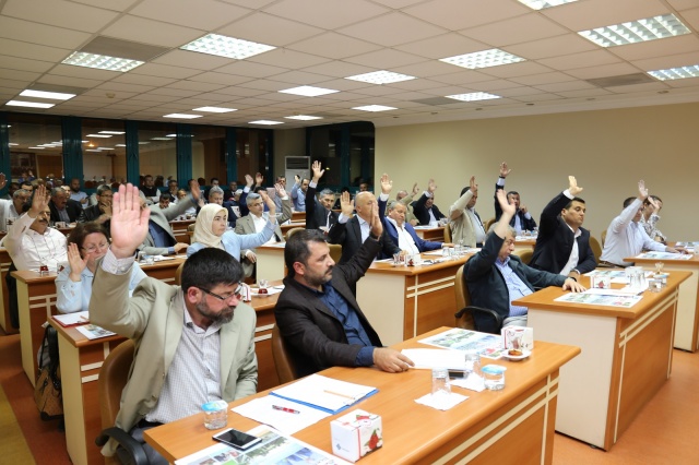 Turgutlu Belediye Meclisi, Mayıs ayı toplantısıyla ilçeye trap ve skeet sahası kazandırılması amacıyla imar plan değişikliği, Derbent Mahallesi’nde emeği geçen şahısların isimlerinin muhtelif yerlere verilmesi, iş makinesi ve hizmet aracı için kredi kullanma yetkisini görüşerek karara bağladı. Şehit Uzman Çavuş Tolga Artuğ’un Ailesi’nin belediyeye ait arsaya yönelik dilekçenin duygu dolu anların yaşanmasına neden olduğu mecliste, ailenin talebi tüm meclis üyelerinin oy birliği ile kabul edildi.