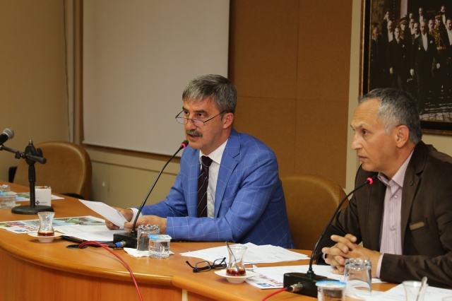 Turgutlu Belediye Meclisi, Mayıs ayı toplantısıyla ilçeye trap ve skeet sahası kazandırılması amacıyla imar plan değişikliği, Derbent Mahallesi’nde emeği geçen şahısların isimlerinin muhtelif yerlere verilmesi, iş makinesi ve hizmet aracı için kredi kullanma yetkisini görüşerek karara bağladı. Şehit Uzman Çavuş Tolga Artuğ’un Ailesi’nin belediyeye ait arsaya yönelik dilekçenin duygu dolu anların yaşanmasına neden olduğu mecliste, ailenin talebi tüm meclis üyelerinin oy birliği ile kabul edildi.