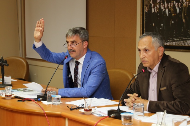 Turgutlu Belediye Meclisi, Mayıs ayı toplantısıyla ilçeye trap ve skeet sahası kazandırılması amacıyla imar plan değişikliği, Derbent Mahallesi’nde emeği geçen şahısların isimlerinin muhtelif yerlere verilmesi, iş makinesi ve hizmet aracı için kredi kullanma yetkisini görüşerek karara bağladı. Şehit Uzman Çavuş Tolga Artuğ’un Ailesi’nin belediyeye ait arsaya yönelik dilekçenin duygu dolu anların yaşanmasına neden olduğu mecliste, ailenin talebi tüm meclis üyelerinin oy birliği ile kabul edildi.