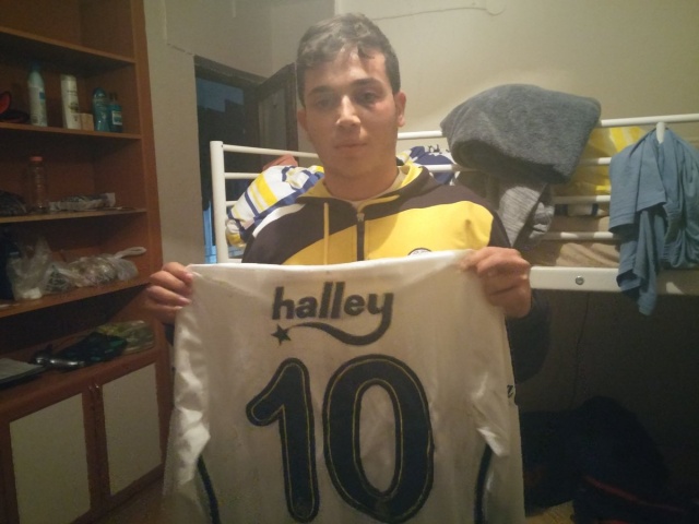 Fenerbahçe maçı için herkes gibi Manisa’ya gelen Üniversite öğrencisi Ömer Eşmekaya maçın ilk yarısını büyük bir coşkuyla izledi ve takımına tezahüratlarda bulundu. Maçın devre arasında su almak için kantine giden Eşmekaya sırada bekleyen taraftarlardan birisine ‘Su kaç para’ diye sordu. Diğer taraftar ise ‘Bana ne soruyorsun git kantin sahibine sor’ yanıtını verdi. Bu sırada arbede yaşandı ve 10 kişinin saldırısına uğrayan üniversite öğrencisi genç, ambulans ile Manisa Devlet Hastanesine kaldırıldı. Eşmekaya ile birlikte 10 yaşındaki Samet Gezici isimli bir çocuk da arbedede arada kaldı ve hastaneye kaldırıldı.