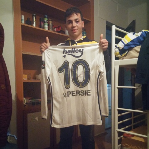 Maçın 39. Dakikasında sakatlanan ve dakikalarca ambulans gelmemesi sonucu zeminde bekletilen Fenerbahçe’nin Hollandalı Yıldızı Robin Van Persie’de Ömer Eşmekaya’dan sonra hastaneye getirildi. Bu sırada ikili arasında diyalog yaşandı. Hollandalı yıldız hastaneden taburcu olurken üzerindeki şort ve formasını yatak arkadaşı Ömer Eşmekaya’ya hediye etti. 
Persie’nin forması ve şortunu alan genç Kaya, polise verdiği ifadenin ardından formayı kapmanın mutluluğuyla İzmir’e geri döndü. Eşmekaya yıldız golcünun formasını sosyal medya hesabından paylaştı ve ‘Hayatımın en güzel anıydı. Sağol kral” ifadelerini kullandı.