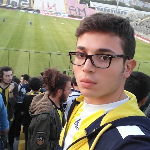 İzmirli 18 yaşındaki üniversiteli genç taraftar Ömer Eşmekaya başından geçenleri şöyle anlattı: “Tedavim sırasında yan tarafımdaki yatağa maçta sakatlanan Robin Van Persie’yi getirdiler. O anda acımı unuttum onun acısıyla uğraşmaya başladım. Kendisiyle sohbete girip başıma gelenleri anlattım ve formasını istedim. O da bana maçta terlettiği formasını ve şortunu hediye etti. İçimdeki Fenerbahçe aşkım bundan sonra da büyüyerek devam edecek” dedi