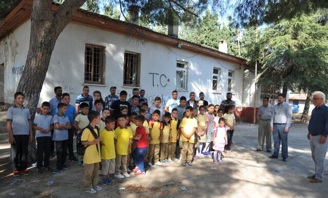 Manisa'da Eğitim - Öğretim Sorunlarla Başladı
İSTİKLAL MARŞI KÖY KAHVESİNDE OKUNDU